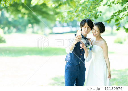 写真を撮る新郎新婦 写真を撮る新郎新婦 111899764