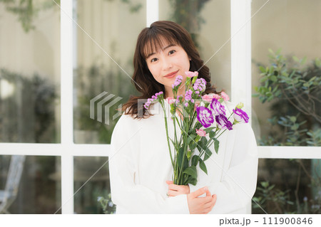 花束を持つ若い女性 ビューティイメージ 花束を持つ若い女性 ビューティイメージ 111900846