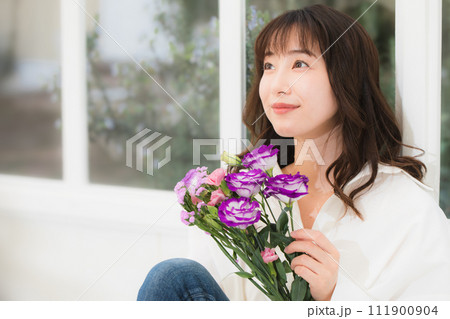 花束を持つ若い女性　ビューティイメージ 111900904