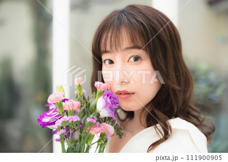 花束を持つ若い女性 ビューティイメージ 花束を持つ若い女性 ビューティイメージ 111900905