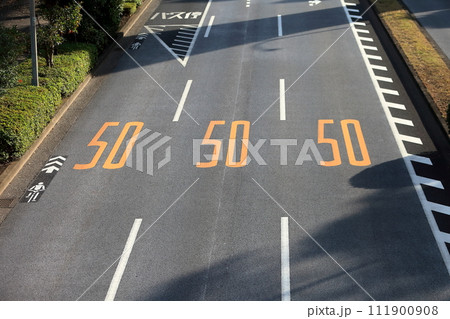 片側3車線の道路 111900908