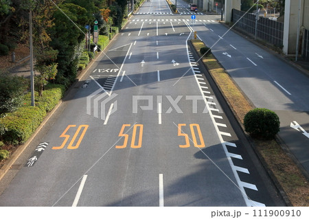 片側3車線の道路 片側3車線の道路 111900910