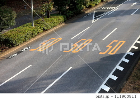 片側3車線の道路 111900911