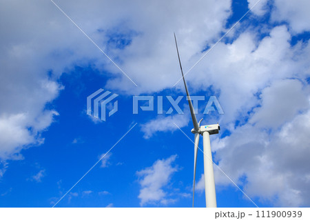 青空に浮かぶ大きな風力発電機 青空に浮かぶ大きな風力発電機 111900939