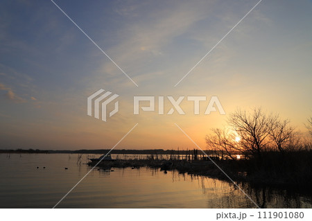 朝日に照らされた湖 朝日に照らされた湖 111901080