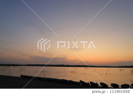 朝日に照らされた湖 朝日に照らされた湖 111901098