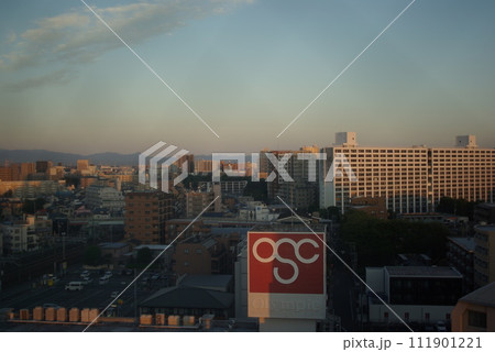 夕焼けに染まる街並み 111901221