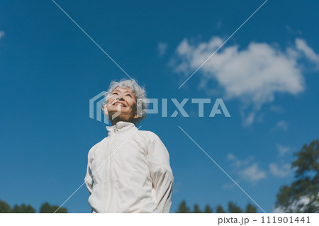 公園の60代女性が空を見る 111901441