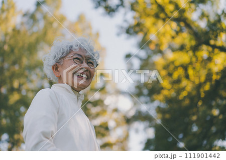 公園の60代女性の笑顔 111901442
