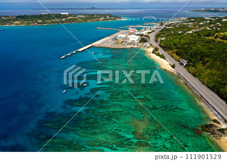 沖縄本島北部本部のサンゴ礁と本部港 111901529