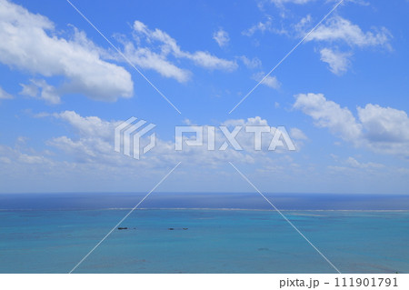 エメラルドグリーンの海と白い雲 111901791