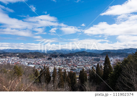 アルプス展望公園「スカイパーク」から高山市街地・飛騨山脈を望む アルプス展望公園「スカイパーク」から高山市街地・飛騨山脈を望む 111902374