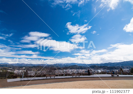 アルプス展望公園「スカイパーク」から高山市街地・飛騨山脈を望む アルプス展望公園「スカイパーク」から高山市街地・飛騨山脈を望む 111902377