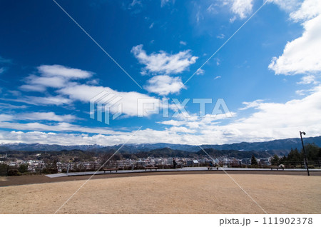 アルプス展望公園「スカイパーク」から高山市街地・飛騨山脈を望む 111902378
