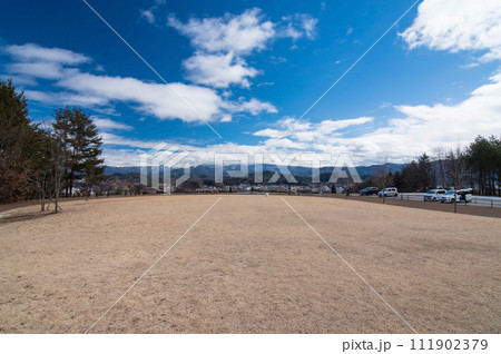 アルプス展望公園「スカイパーク」から高山市街地・飛騨山脈を望む 111902379