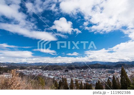 アルプス展望公園「スカイパーク」から高山市街地・飛騨山脈を望む 111902386