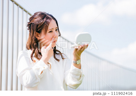 化粧直し・メイク直しをする女性（小鼻,鼻,花粉症,くしゃみ,鼻炎, 毛穴,黒ずみ,角栓） 111902416