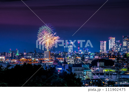 打ち上げ花火と高層ビル群の夜景 打ち上げ花火と高層ビル群の夜景 111902475