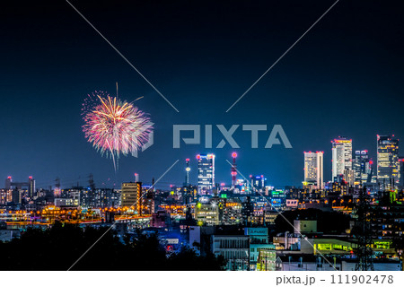 打ち上げ花火と高層ビル群の夜景 111902478