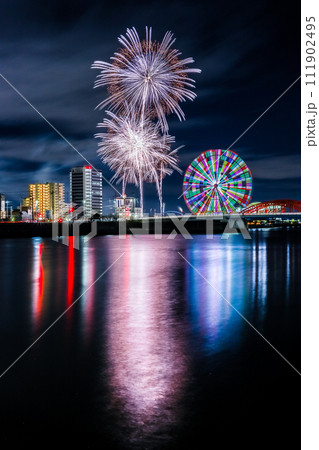 打ち上げ花火と大観覧車夜景 111902495