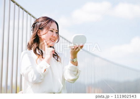 鏡を見る女性（口角,輪郭,フェイスライン,白い歯,虫歯,） 111902543