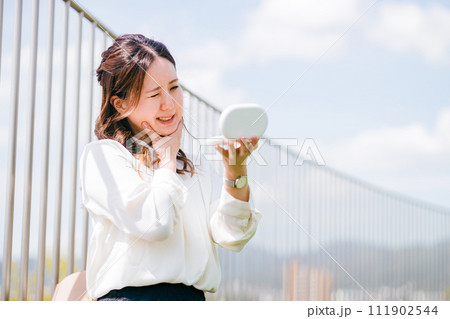 鏡を見て顎・歯を痛がる女性(顎関節症,虫歯,歯周病,口腔顔面痛,寝違え,歯痛,ストレス) 鏡を見て顎・歯を痛がる女性(顎関節症,虫歯,歯周病,口腔顔面痛,寝違え,歯痛,ストレス) 111902544