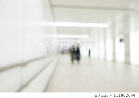 ビジネス街の背景ぼかし 111902644