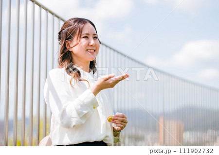 薬・サプリメント・常備薬を飲む若い女性・ビジネスウーマン 111902732