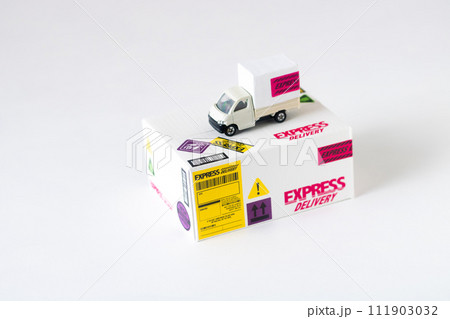 EXPRESS DELIVERYの配送車とダンボール 111903032
