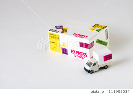 EXPRESS DELIVERYの配送車とダンボール 111903034