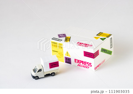 EXPRESS DELIVERYの配送車とダンボール 111903035