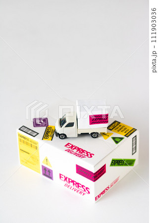 EXPRESS DELIVERYの配送車とダンボール 111903036