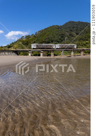 干潮での砂模様と青空、潮止まりに反射するJR九州日南線観光列車海幸山幸 干潮での砂模様と青空、潮止まりに反射するJR九州日南線観光列車海幸山幸 111903059