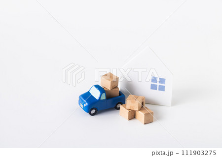 お引越し・ダンボールを積む 111903275