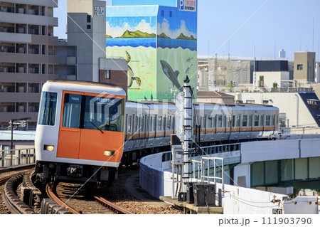 大阪メトロ中央線、朝潮橋駅付近を走る近鉄7000系電車 111903790