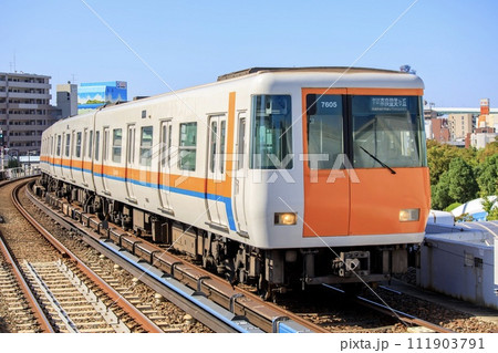 大阪メトロ中央線、朝潮橋駅付近を走る近鉄7000系電車 111903791