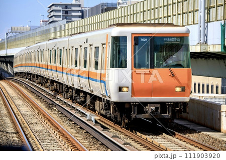 大阪メトロ中央線を走る近鉄7020系電車 111903920