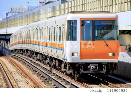 大阪メトロ中央線を走る近鉄7020系電車 111903922