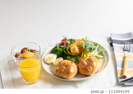 朝食 テーブルに置かれたパンとサラダ 朝食 テーブルに置かれたパンとサラダ 111904195