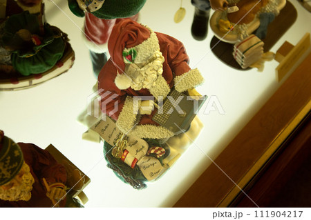 パソコンをしているサンタクロース 111904217