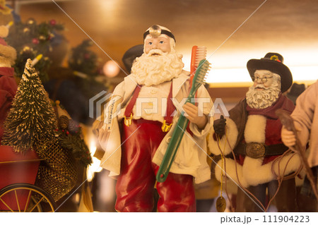 歯ブラシを持った歯科医のサンタクロース 111904223