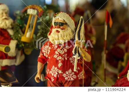 アロハシャツにグラサンのサンタクロース 111904224