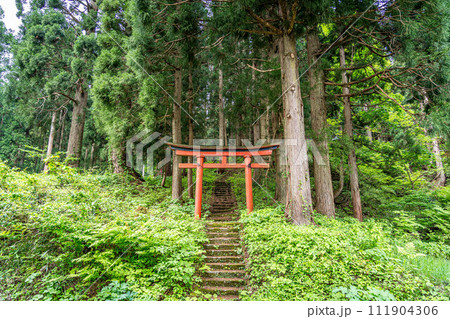 赤鳥居~山の上にある神社~ 赤鳥居~山の上にある神社~ 111904306