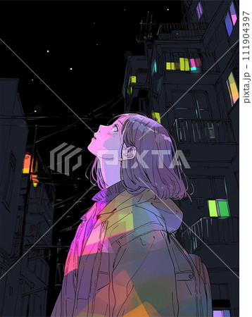 住宅街で夜空を見上げる若い女性 111904397