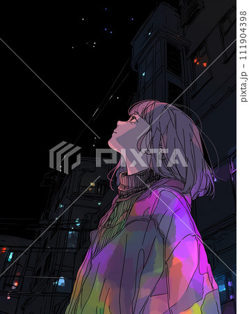 住宅街で夜空を見上げる若い女性 111904398