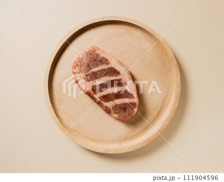 丸い木製の皿にのせた熟成した肉　AI生成画像 111904596