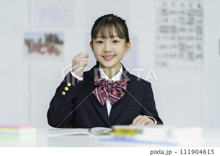 勉強をする女子学生のポートレート 111904615