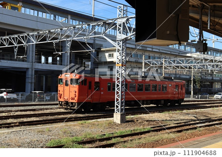 始終着列車が多い徳山駅構内 始終着列車が多い徳山駅構内 111904688