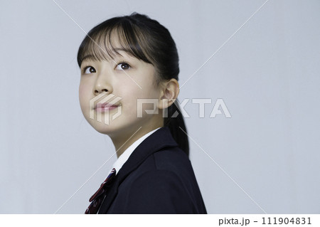 女子学生のポートレート 111904831
