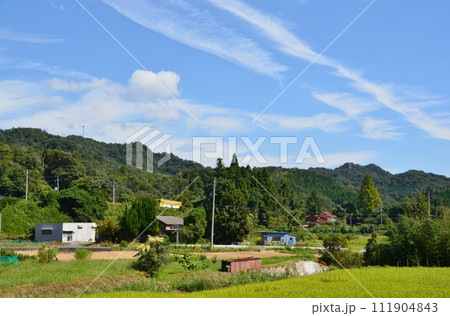 澄みきった秋空の下、山里の住民の足としてのローカル線列車が輝く 111904843
